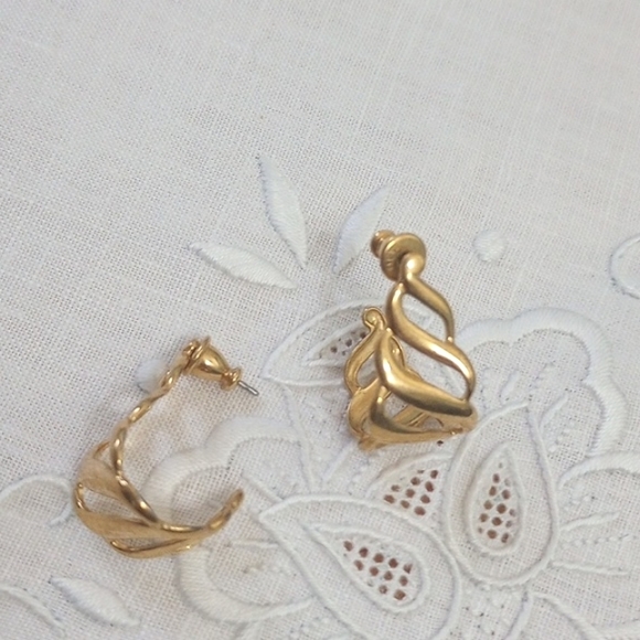 Vintage signed Napier gold tone swirl scroll semi hoop post earrings - Picture 4 of 8